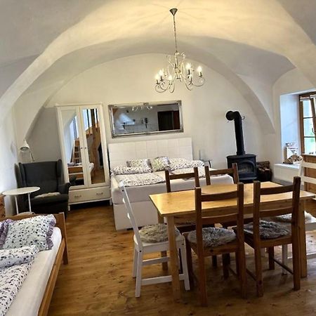 Penzion a hospoda Na statku Hluboká nad Vltavou Esterno foto