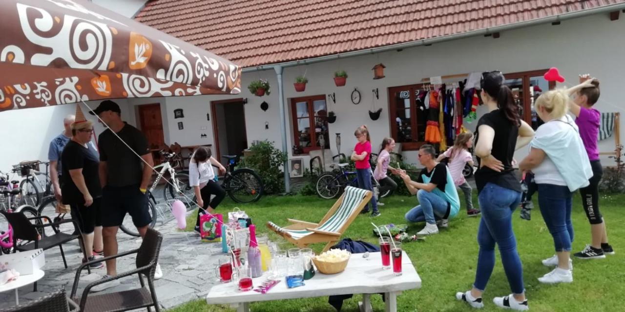 Penzion a hospoda Na statku Hluboká nad Vltavou Esterno foto
