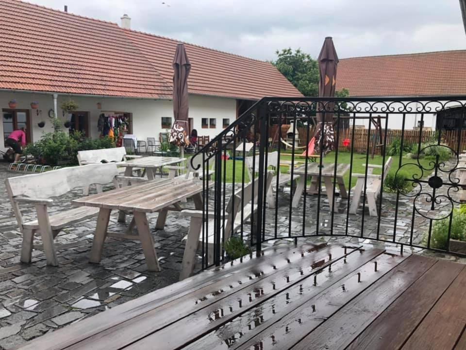 Penzion a hospoda Na statku Hluboká nad Vltavou Esterno foto