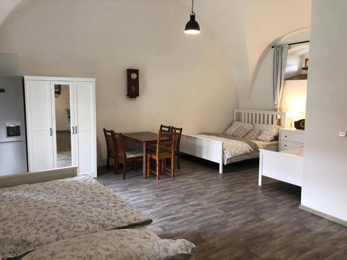 Penzion a hospoda Na statku Hluboká nad Vltavou Esterno foto